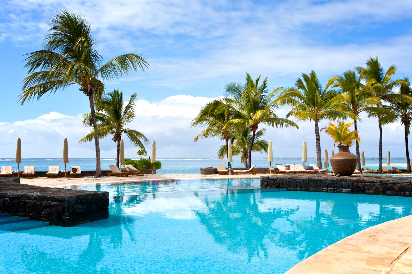 mauritius-hotel-pool-palmen-meer-g-177361467.jpg