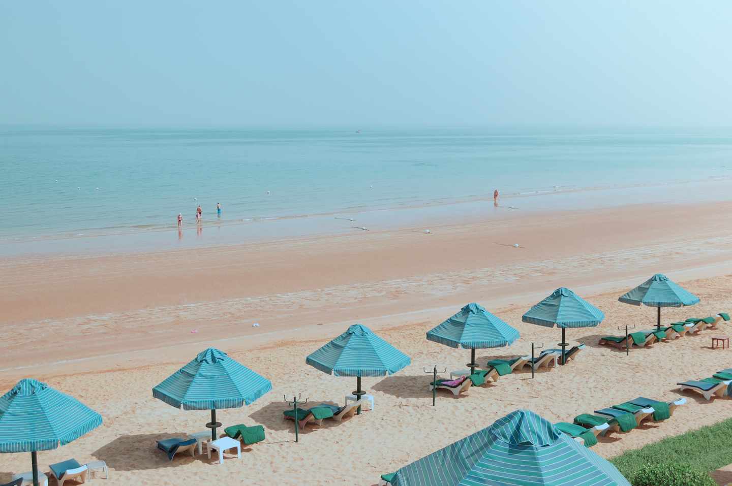 vae-ras-al-khaimah-strand-mit-schirmen-g-158000463.jpg