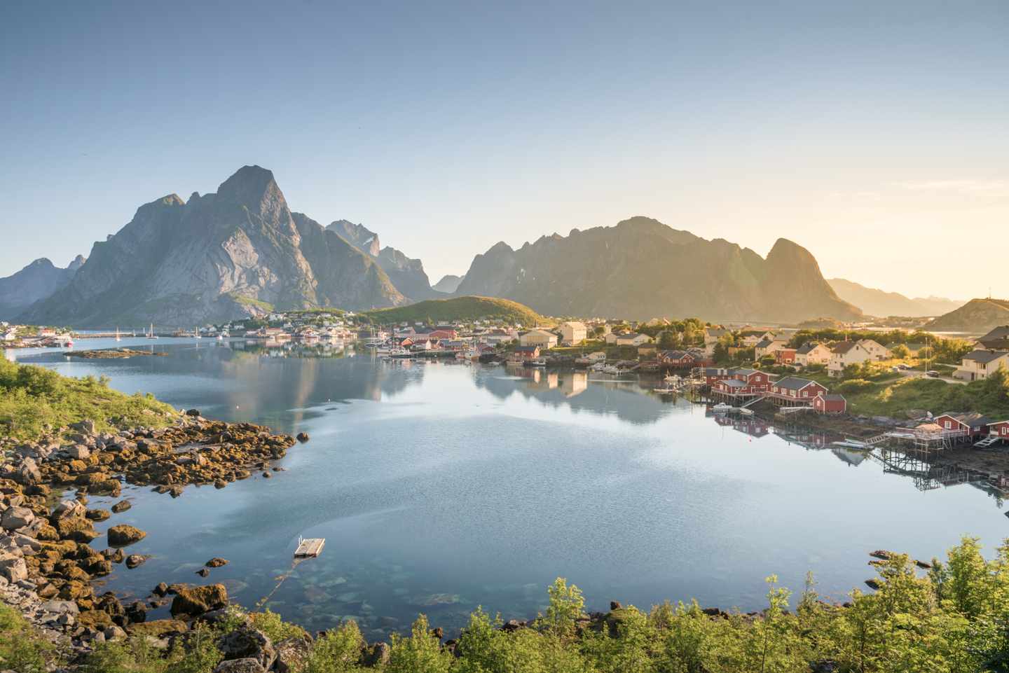 norwegen-lofoten-inseln-blick-auf-den-sonnenuntergang-g-852499134.jpg