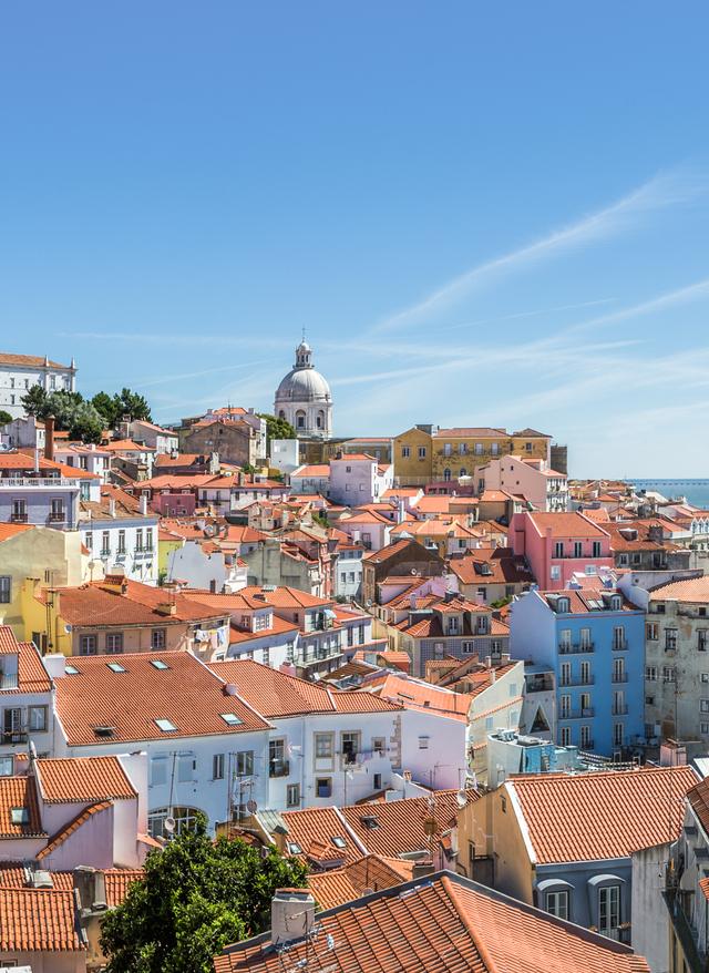 Lissabon Sehenswürdigkeiten portugal-lissabon-panorama-tejo-alfama-altstadt-ueberblick-g-694679901.jpg