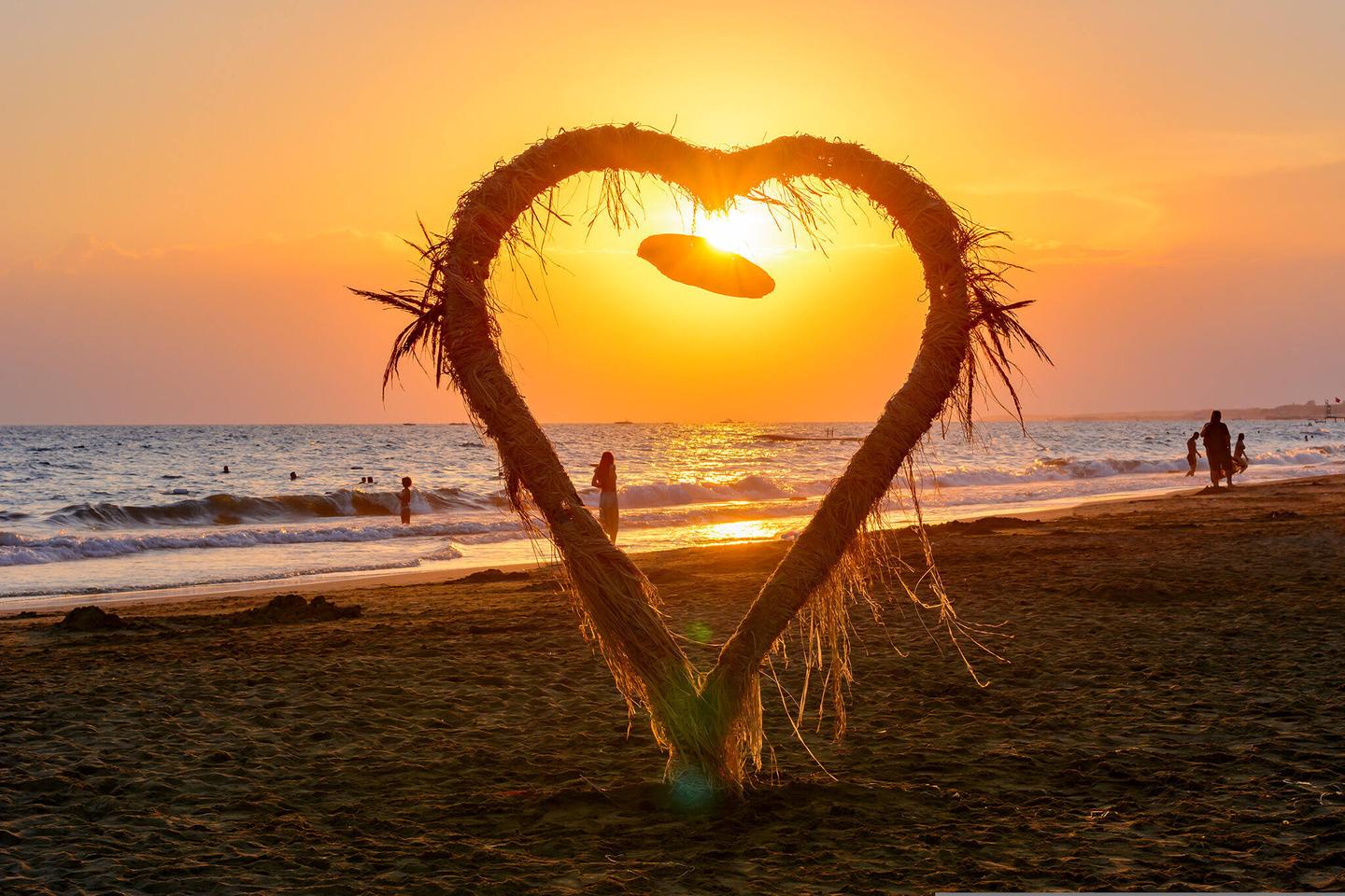tuerkei-tuerkische-riviera-herzmodell-am-strand-bei-sonnenuntergang-g-1388759527.jpg