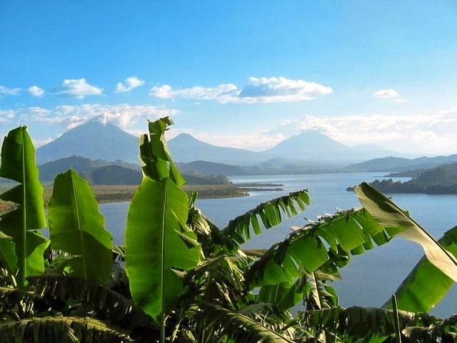 Zur Rundreise Uganda Landschaft See