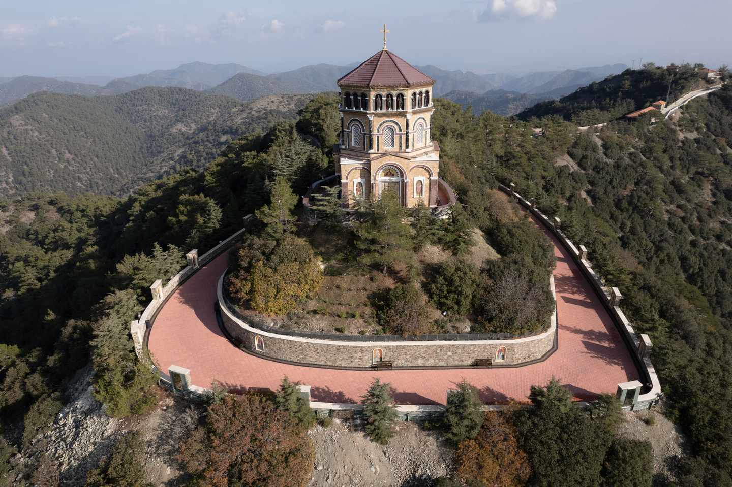 zypern-troodos-gebirge-kykkos-kloster-luftaufnahme-g-1448577154.jpg