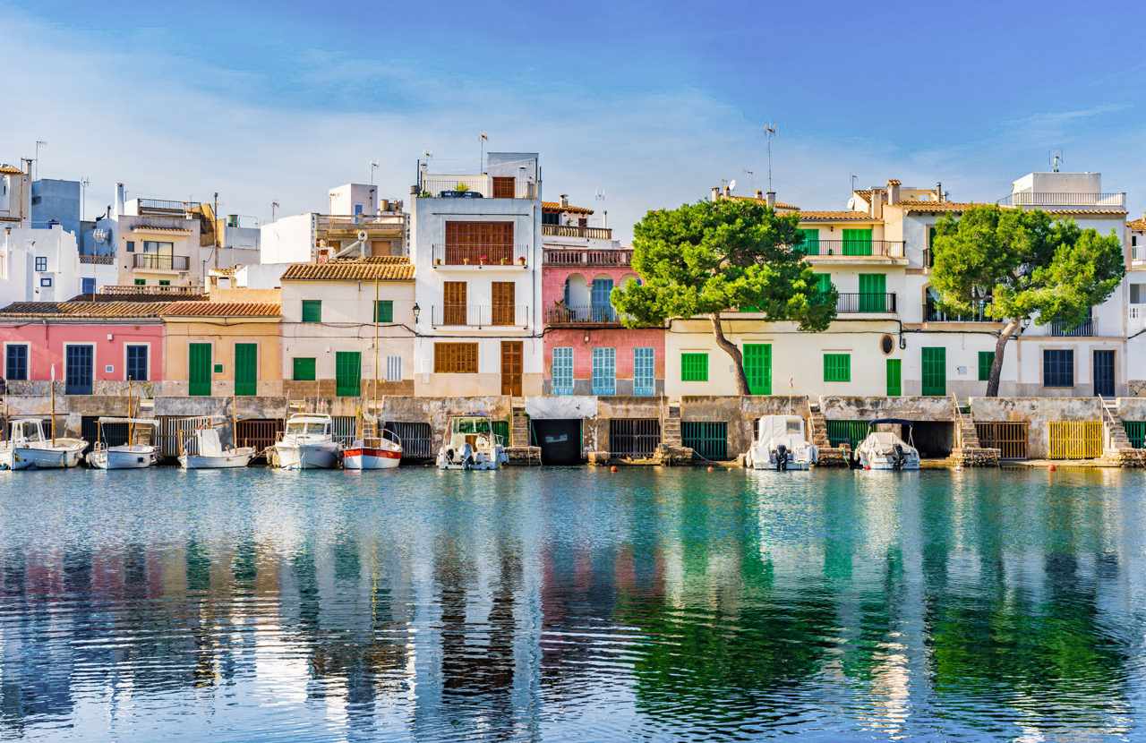 spanien-mallorca-hafen-porto-colom-g-913307080.jpeg