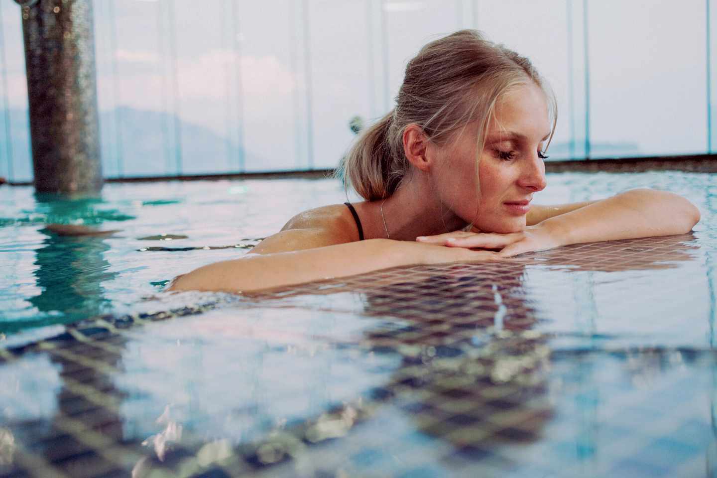 italien-suedtirol-junge-frau-die-alleine-im-pool-geniessen-g-1058759244.jpg