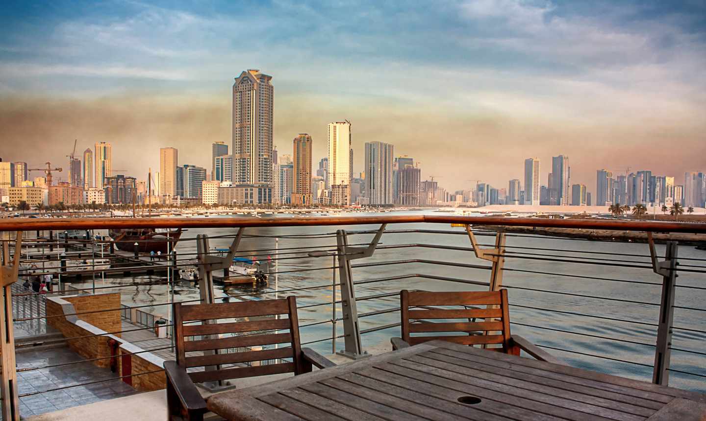 emirate-schardscha-skyline-g-472397656.jpg