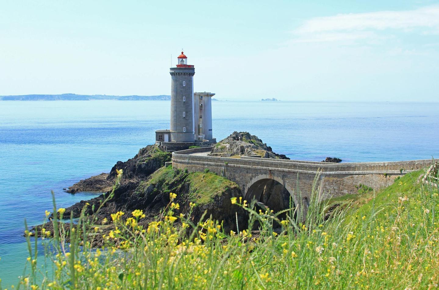 frankreich-bretagne-leuchtturm-t-536558583.jpg