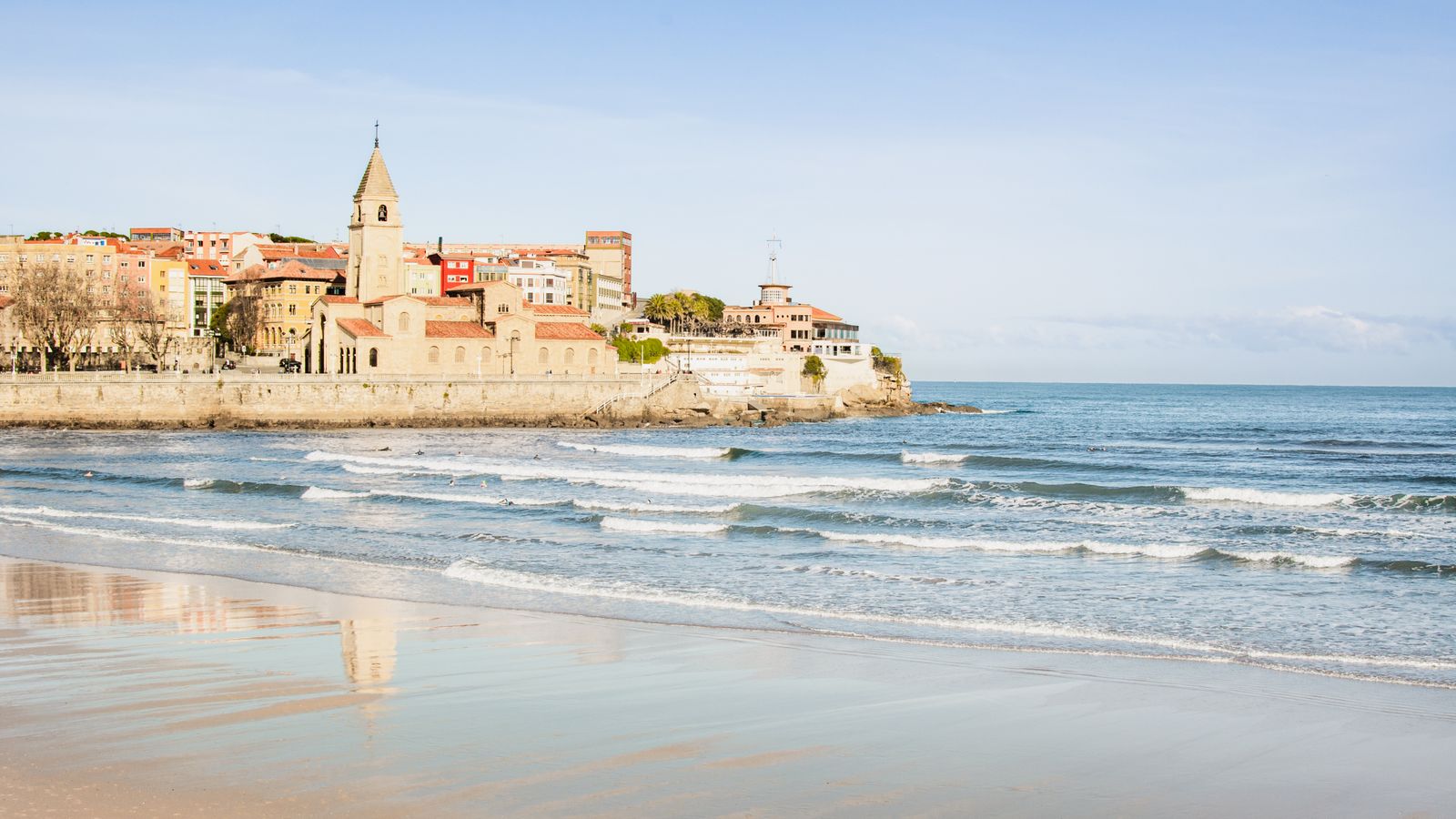 Meer und die Stadt Gijón im Hintergrund