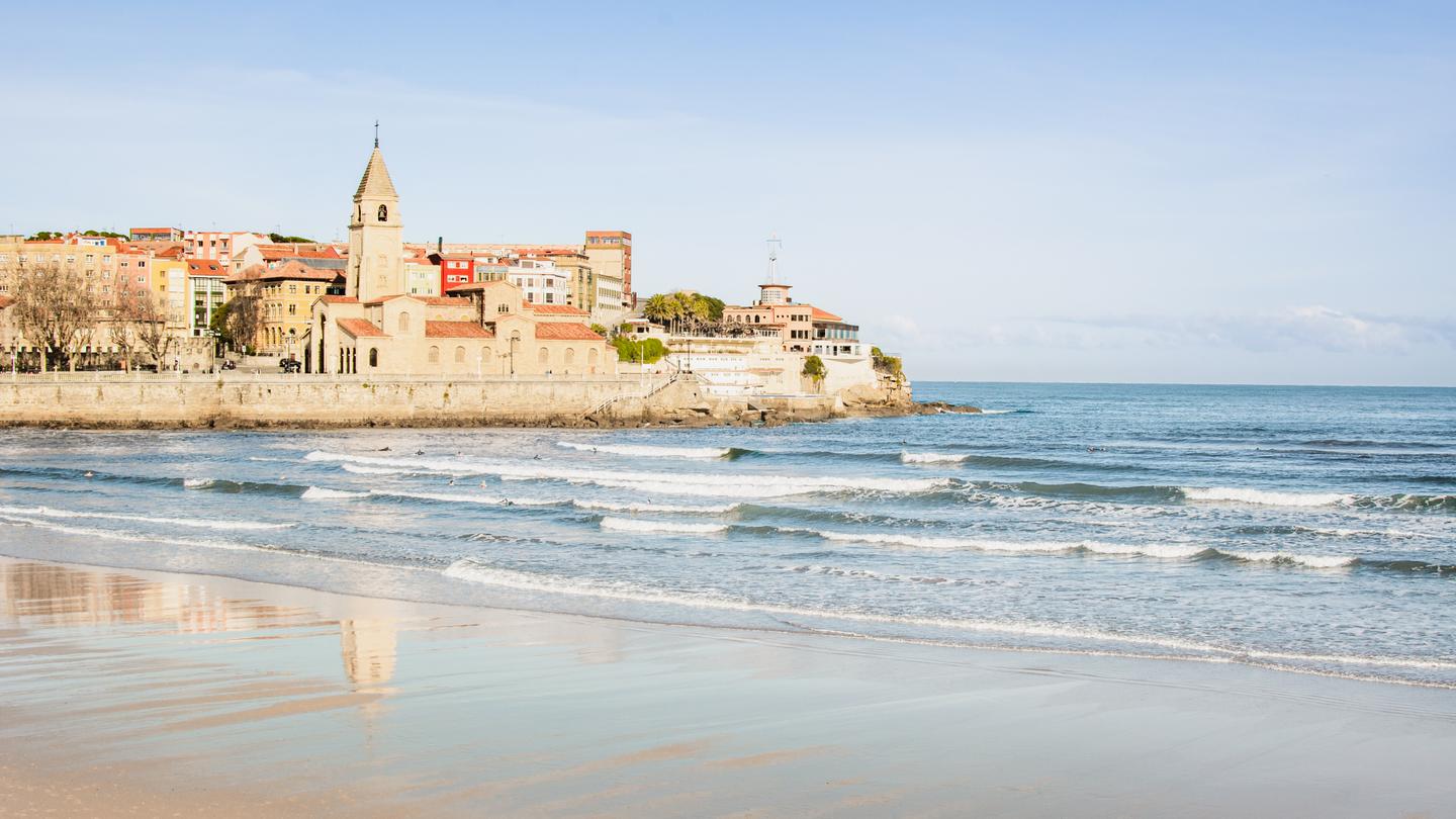 Meer und die Stadt Gijón im Hintergrund