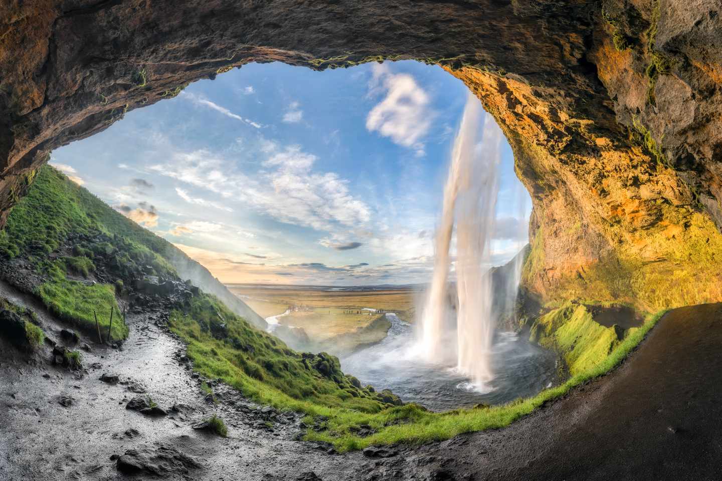 Island_Wasserfall_Seljalandsfoss_GettyImages-856260328.jpg