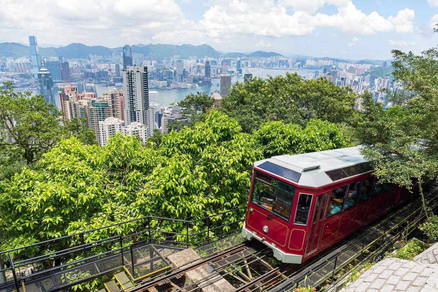 Hongkong-Victoria-Peak-Tram-t-588259928.jpg