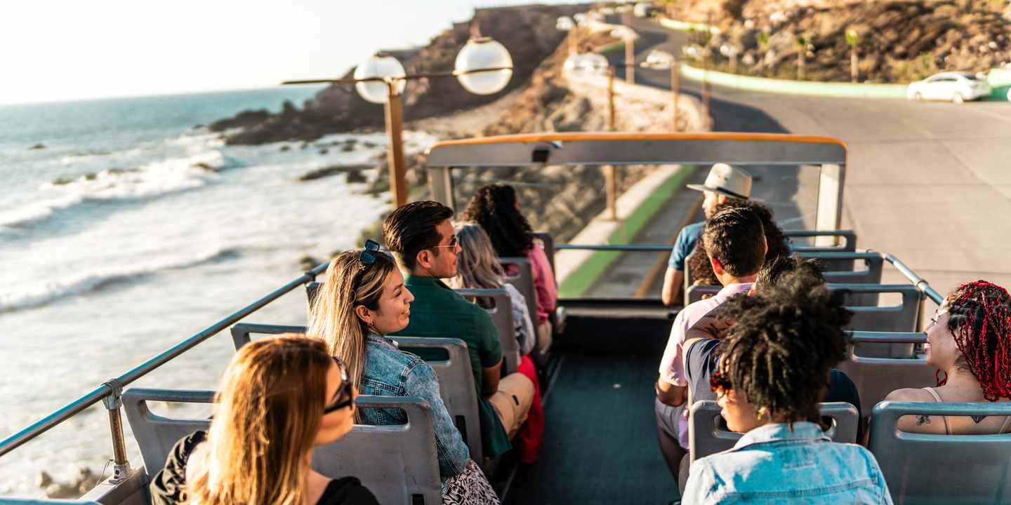 gruppenreisen-touristen-an-bord-eines-busses-g-2058791574.jpg