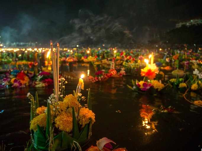 thailand-loy-krathong-g-526842132.jpg