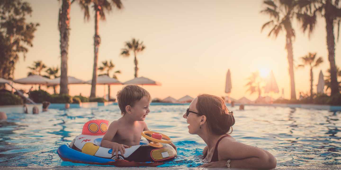 tuerkei-pool-mutter_und_kind-g-1136247293.jpg