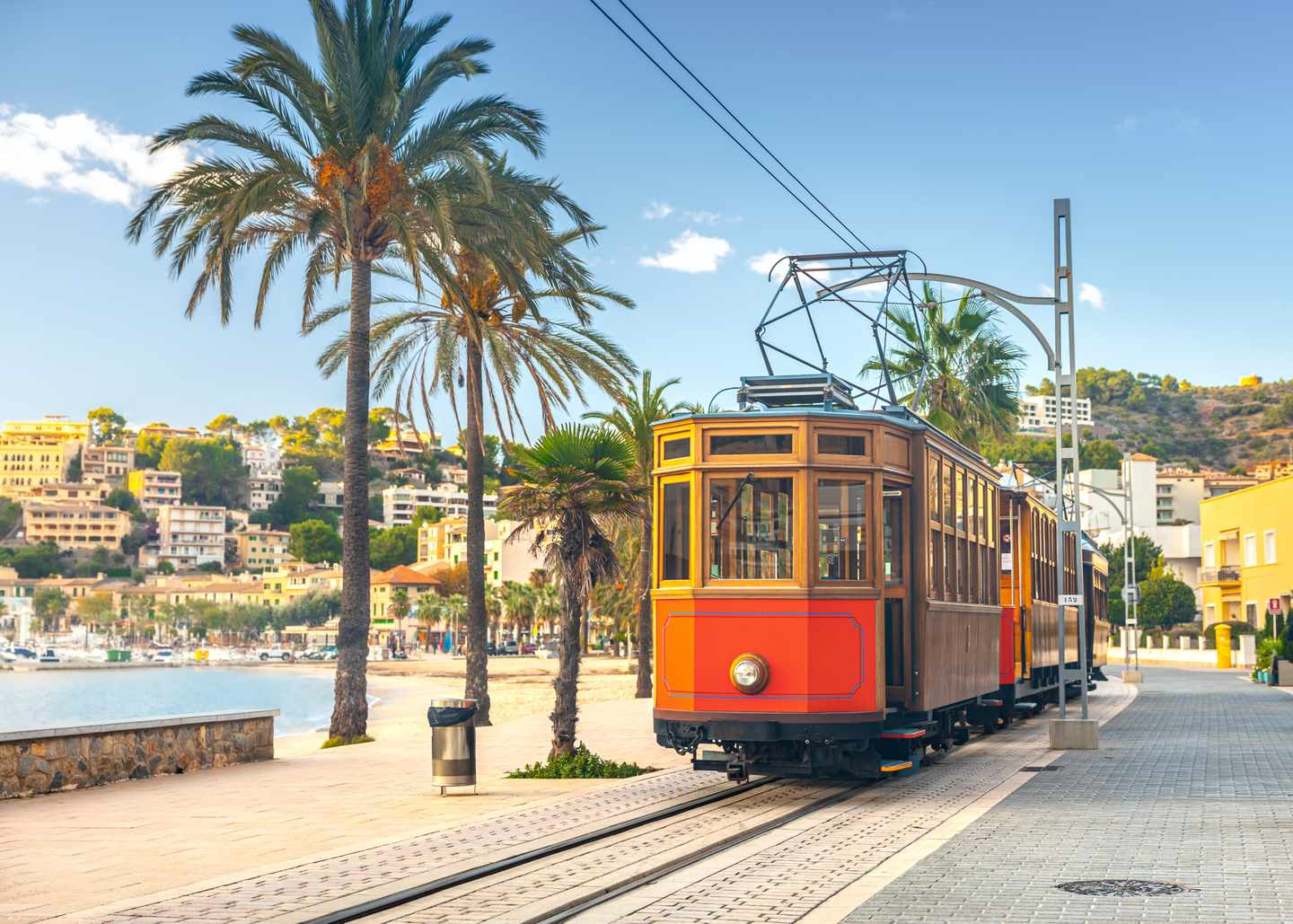 spanien-mallorca-soller-port-de-soller-orange-strassenbahn-g-1219713392.jpg