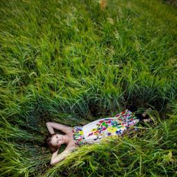 frau-im-gras-t-481391048.jpg