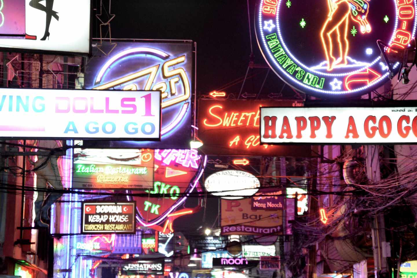 Thailand-pattaya-walking-street-g-534799583.jpg