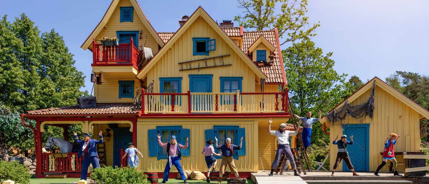 schweden-astrid-lindgren-welt-tanz-vor-der-villa-kunterbunt-c-astrid-lindgrens-vaerld.jpg