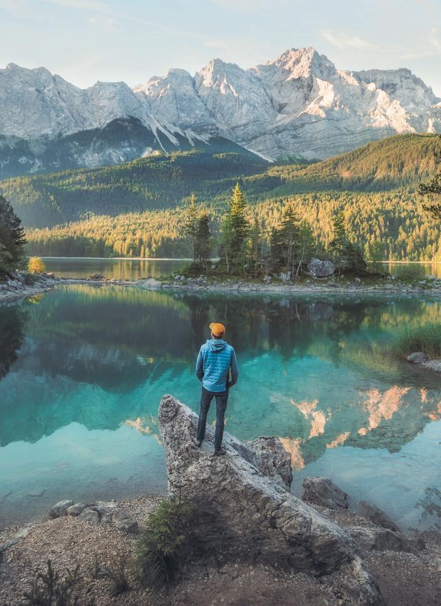 Jetzt entdecken Deutschland Wanderer in den Bergen am See