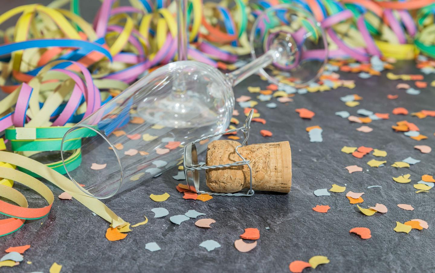 karneval-party-danach-sektglas-konfetti-g-917266192.jpg
