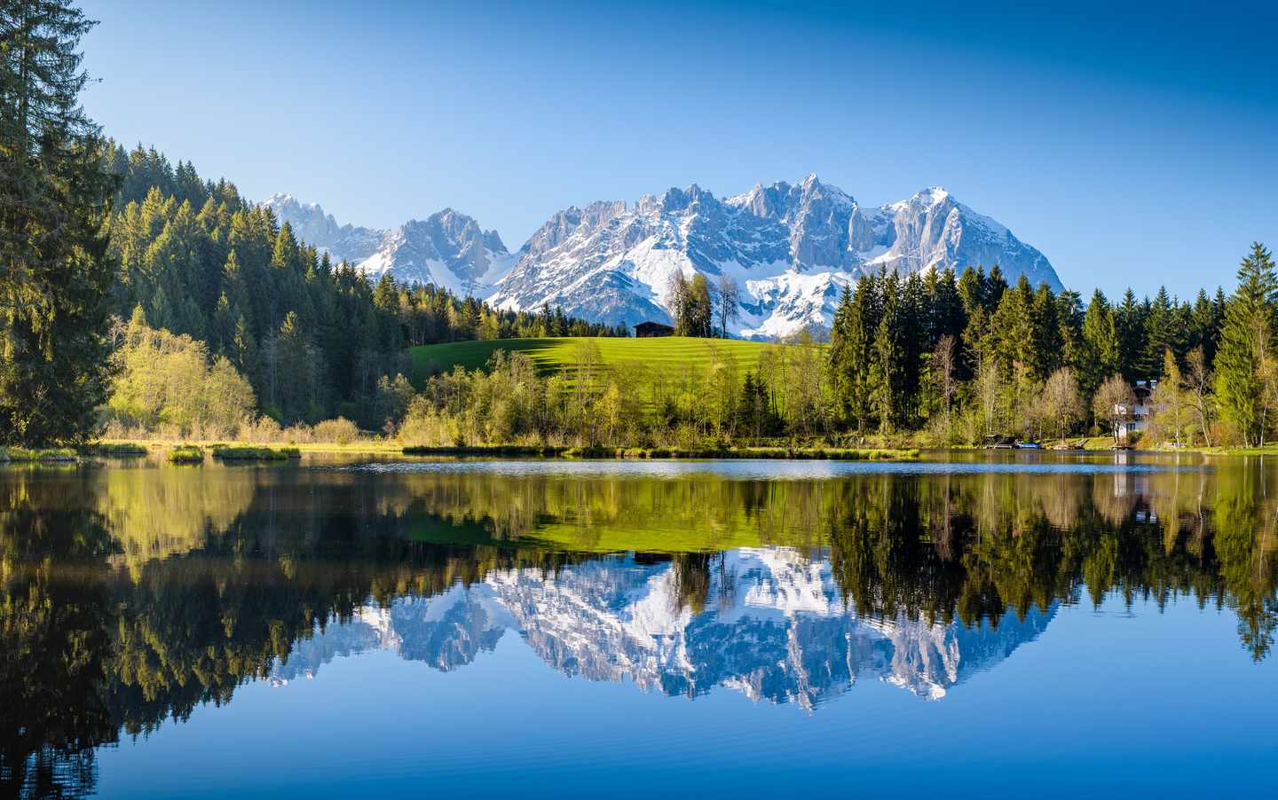 oesterreich-kitzbühel-alpenkulisse-see-g-816296076.jpg