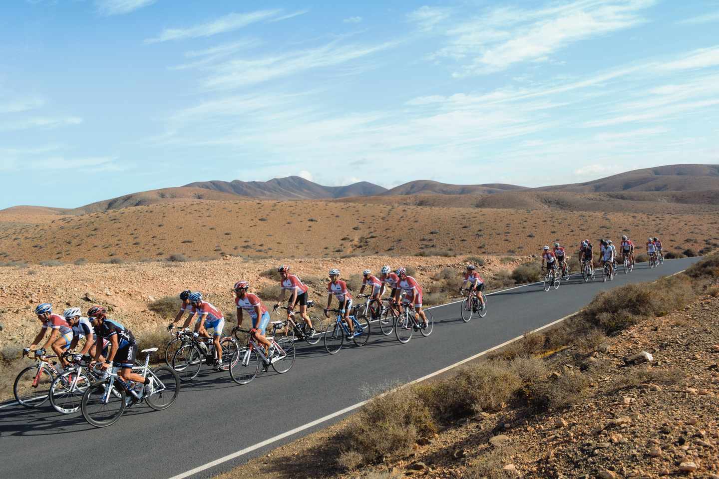blt862f9e5d3c4bf7e5-spanien-kanaren-fuerteventura-playitas-hotel-fahrradfahrer-cmi-der1438108.jpg Playitas Hotel: Rennrad-Fahrer auf einer Straße