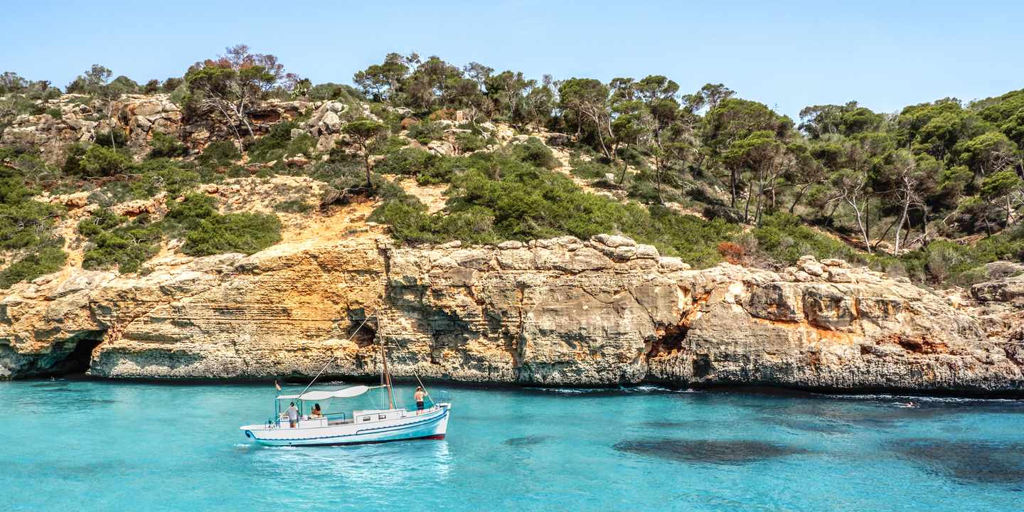 spanien-balearen-mallorca-can-pastilla-boot-bucht-felskueste-ausflug-familien-g-1323893872.jpg