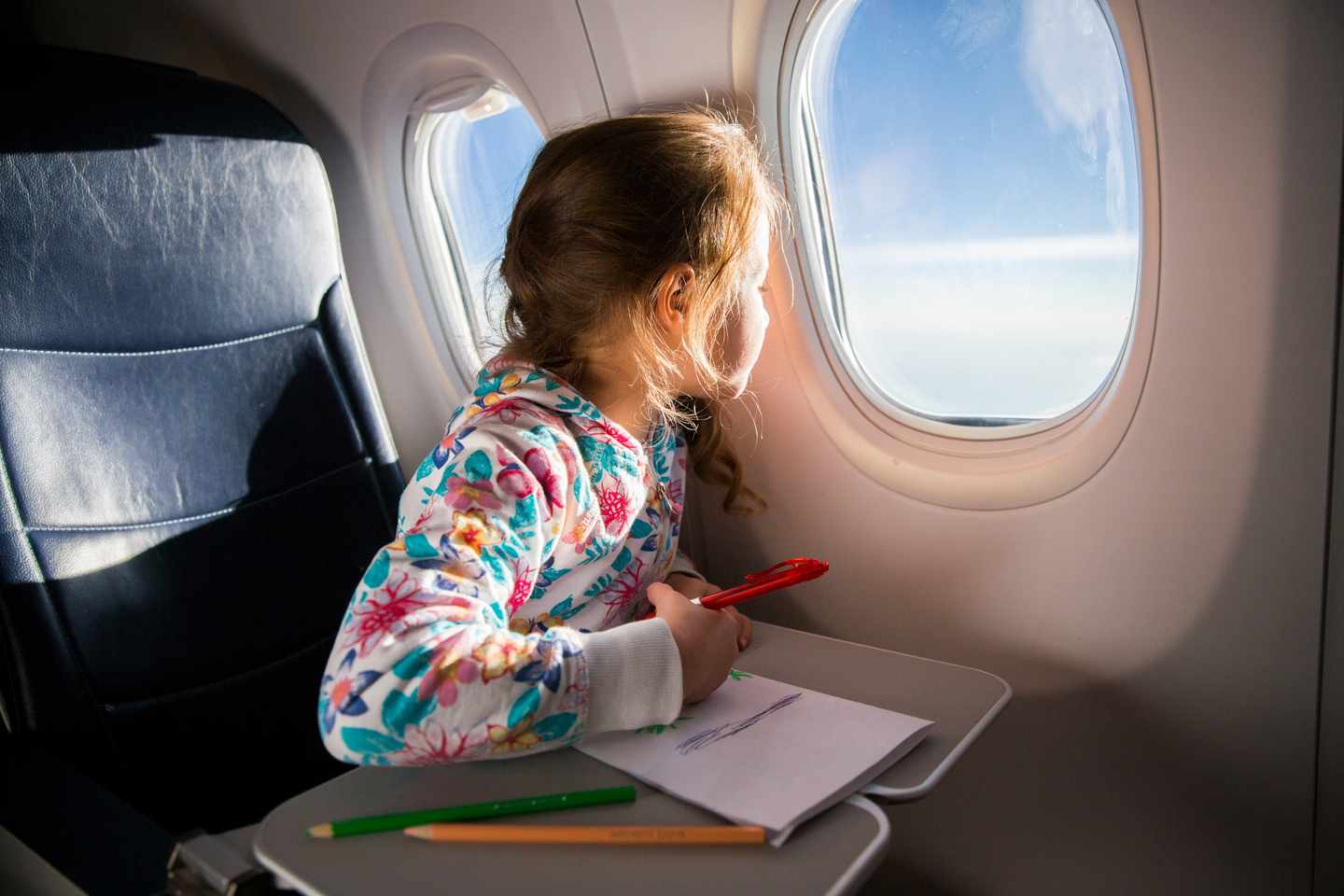 bltb0ee4950bb86f536-kinder-fliegen-flugzeug-ma_dchen-g-1067772702.jpg Mädchen sitzt im Flugzeug und schaut aus dem Fenster