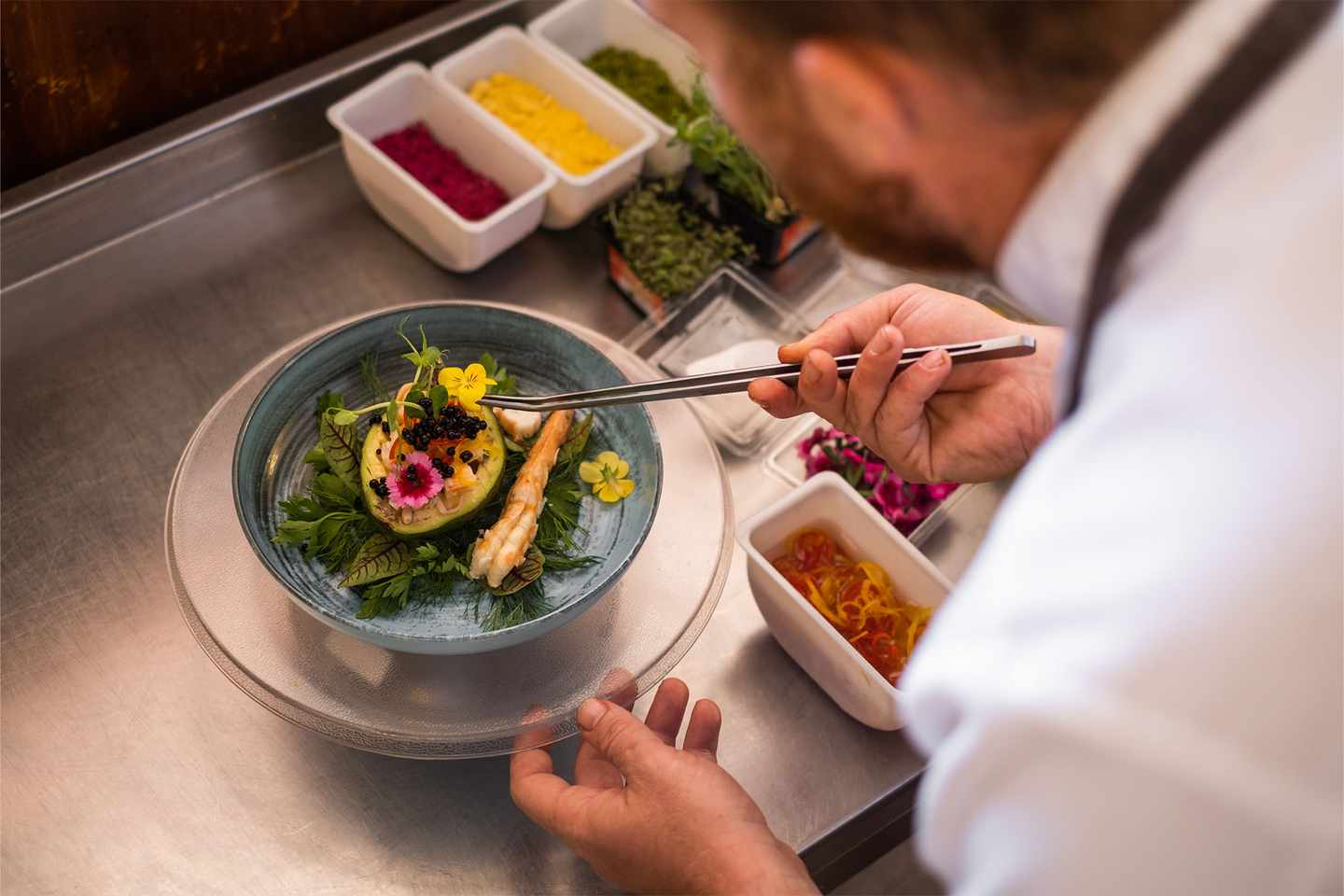 luxus-exklusive-restaurants-professioneller-kuechenchef-touches-1326417930.jpg