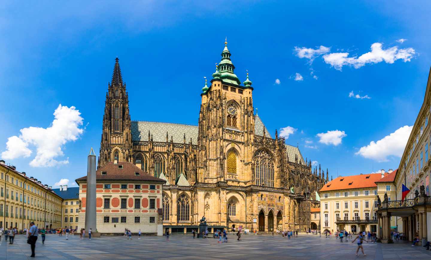 tschechien-prag-glockentürme-und-st-vitus-kathedrale-g-1146670569.jpg