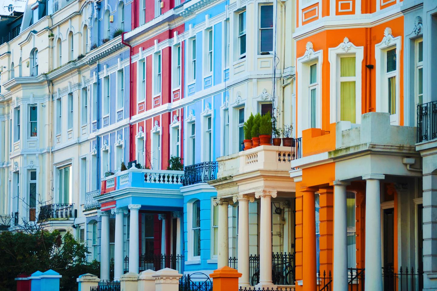 Portobello-Road mit bunten Häuserfassaden