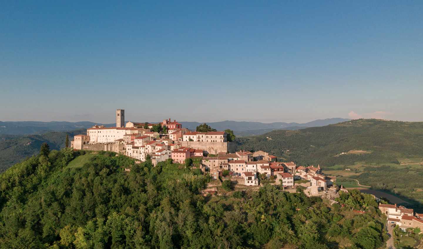 kroatien-istrien-motovun-bergdorf-luftaufnahme-g-1545931245.jpg