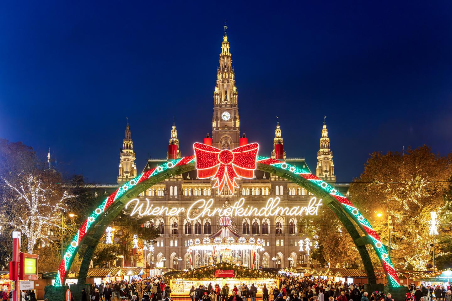 GettyImages-2209403781.jpg Beleuchteter Wiener Christkindlmarkt am Rathausplatz mit Weihnachtsbogen und dem Rathaus im Hintergrund
