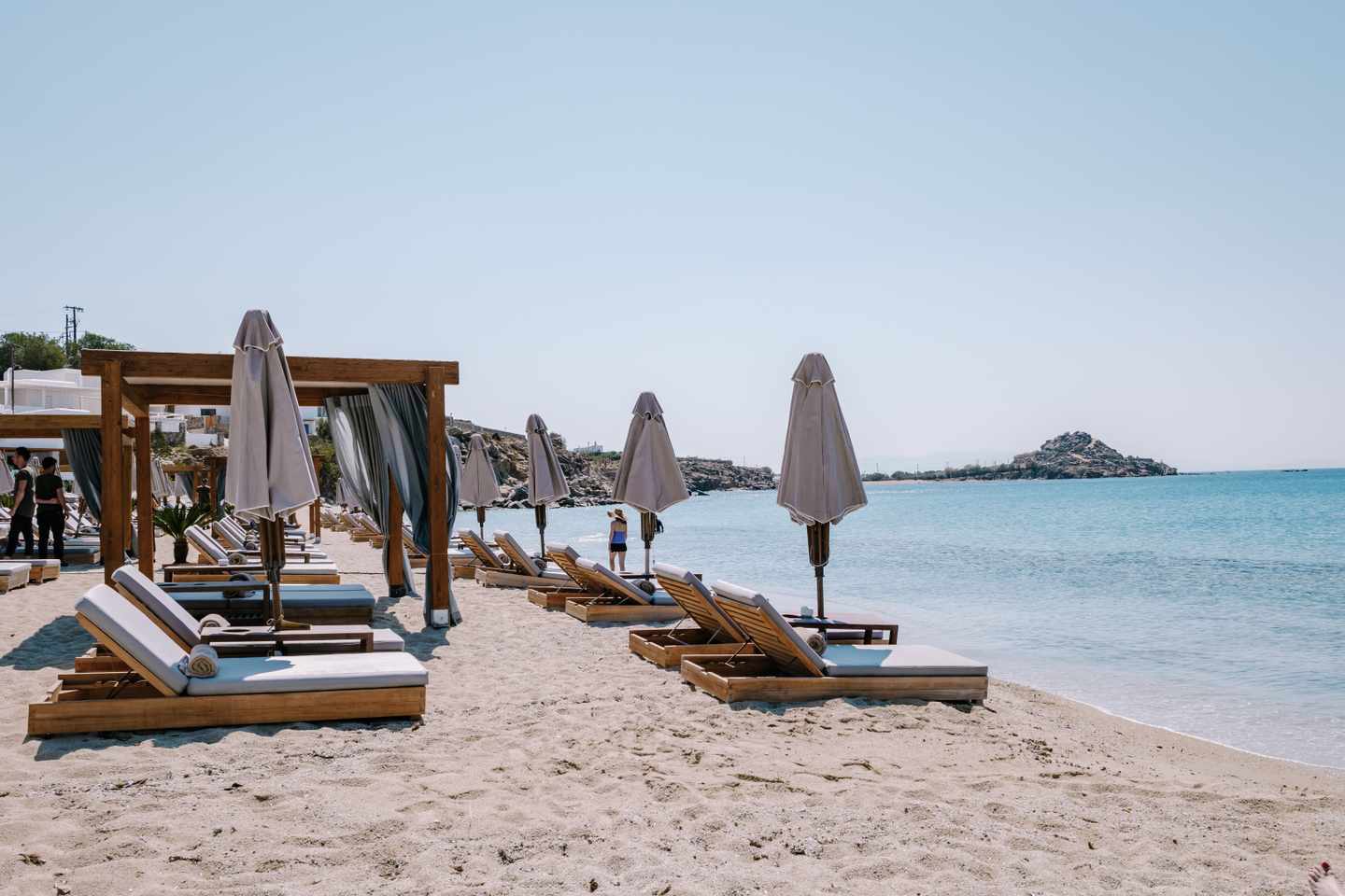griechenland-mykonos-liegen-am-petinos-strand-g-1326579673_bearbeitet.jpg
