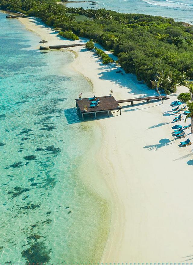 Malediven: Wasserbungalows auf kleiner Insel im Meer