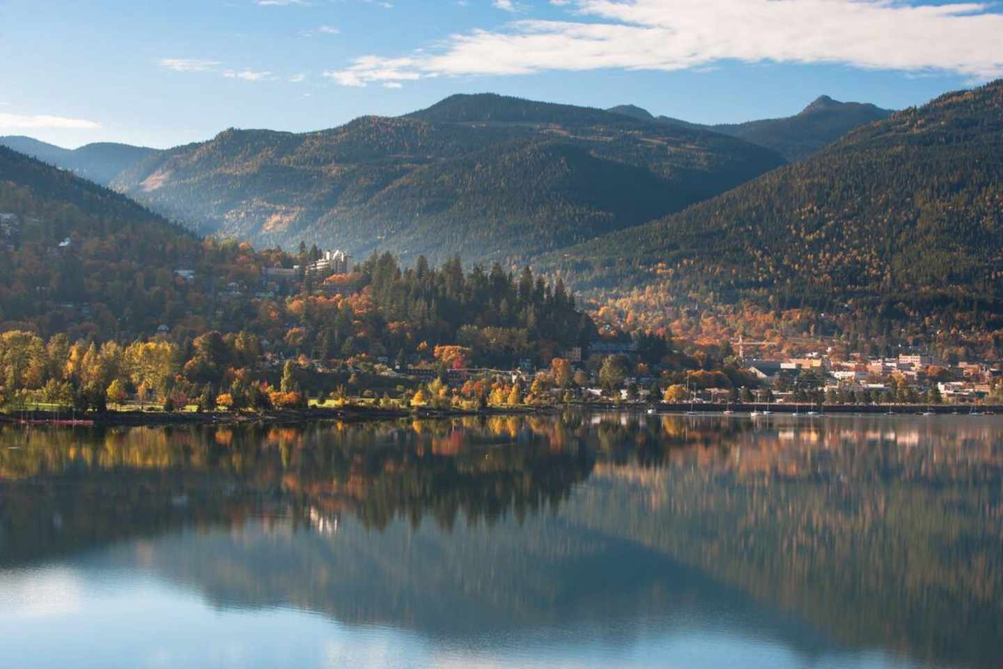 kanada-brisith-columbia-kootenay-rockies-stadt-herbst.jpg