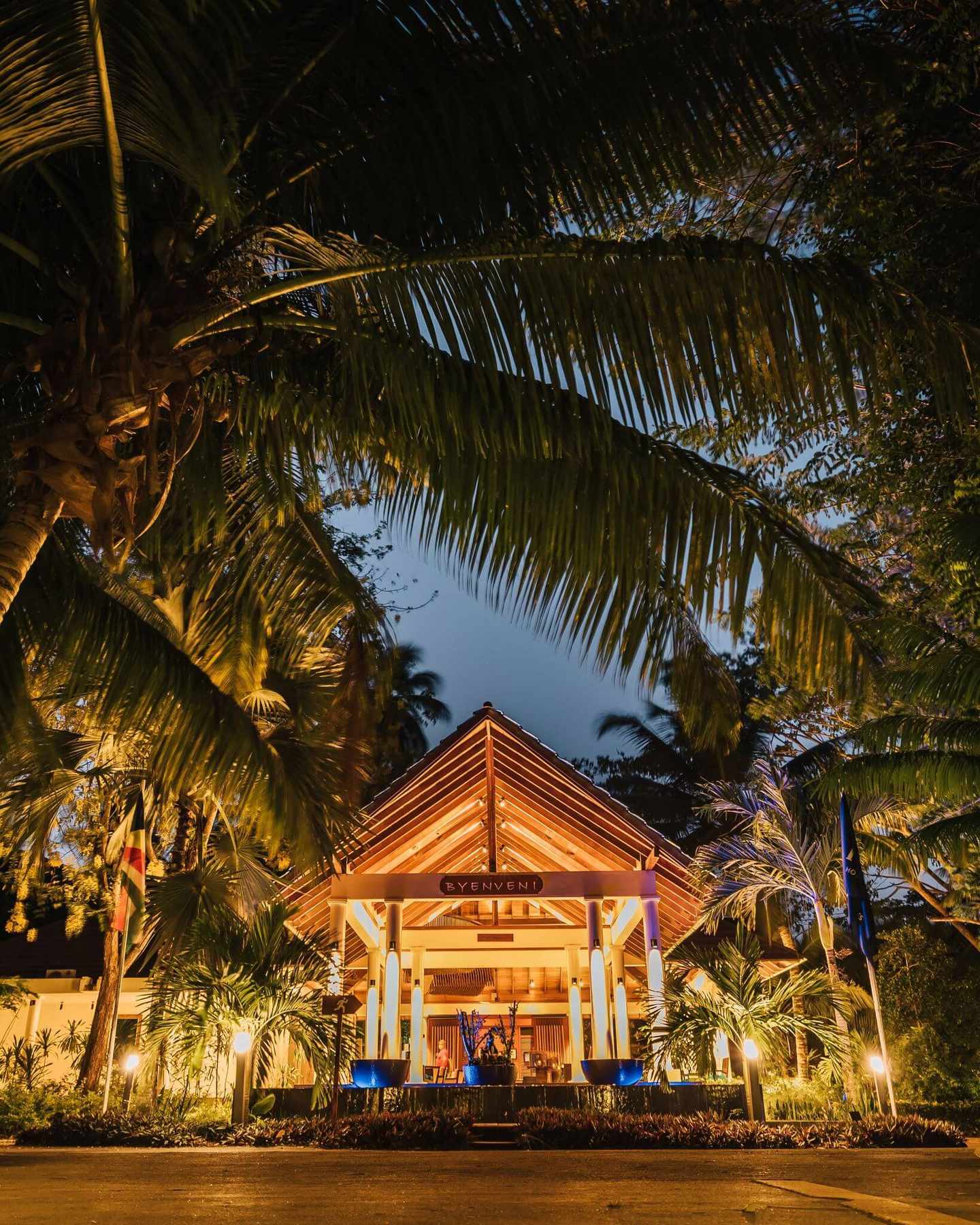 bltafde64b93f1aeb39-seychellen-strandhochzeit-seychellen-kolkrabenjan-widenka-labrizV.jpg Bar im Hilton Labriz Resort & Spa