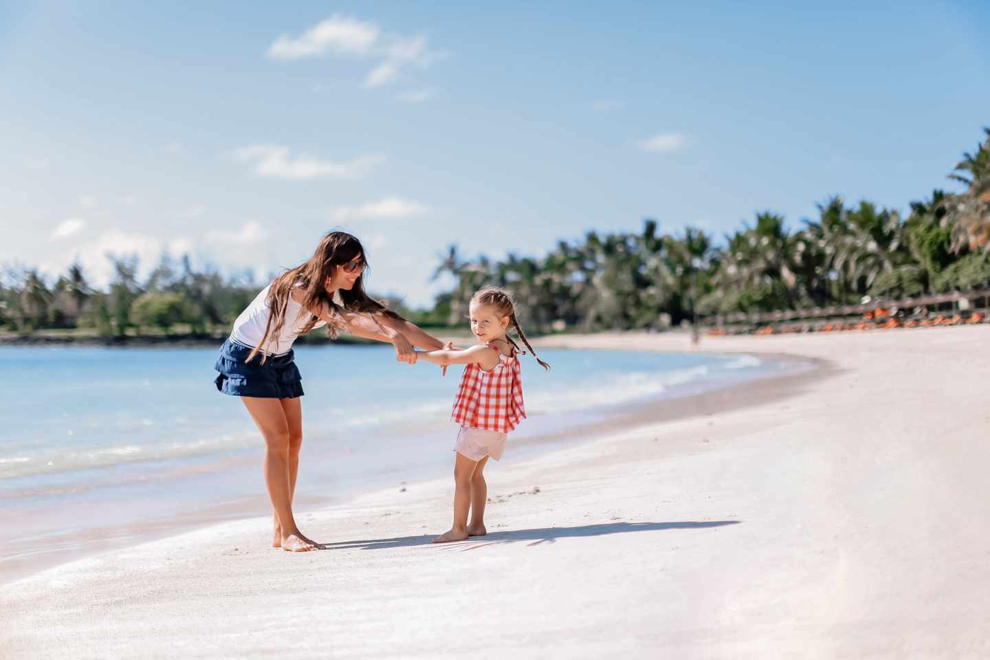 mauritius-schoene-mutter-und-tochter-am-strand-geniessen-sommerurlaub-g-1231778520.jpg