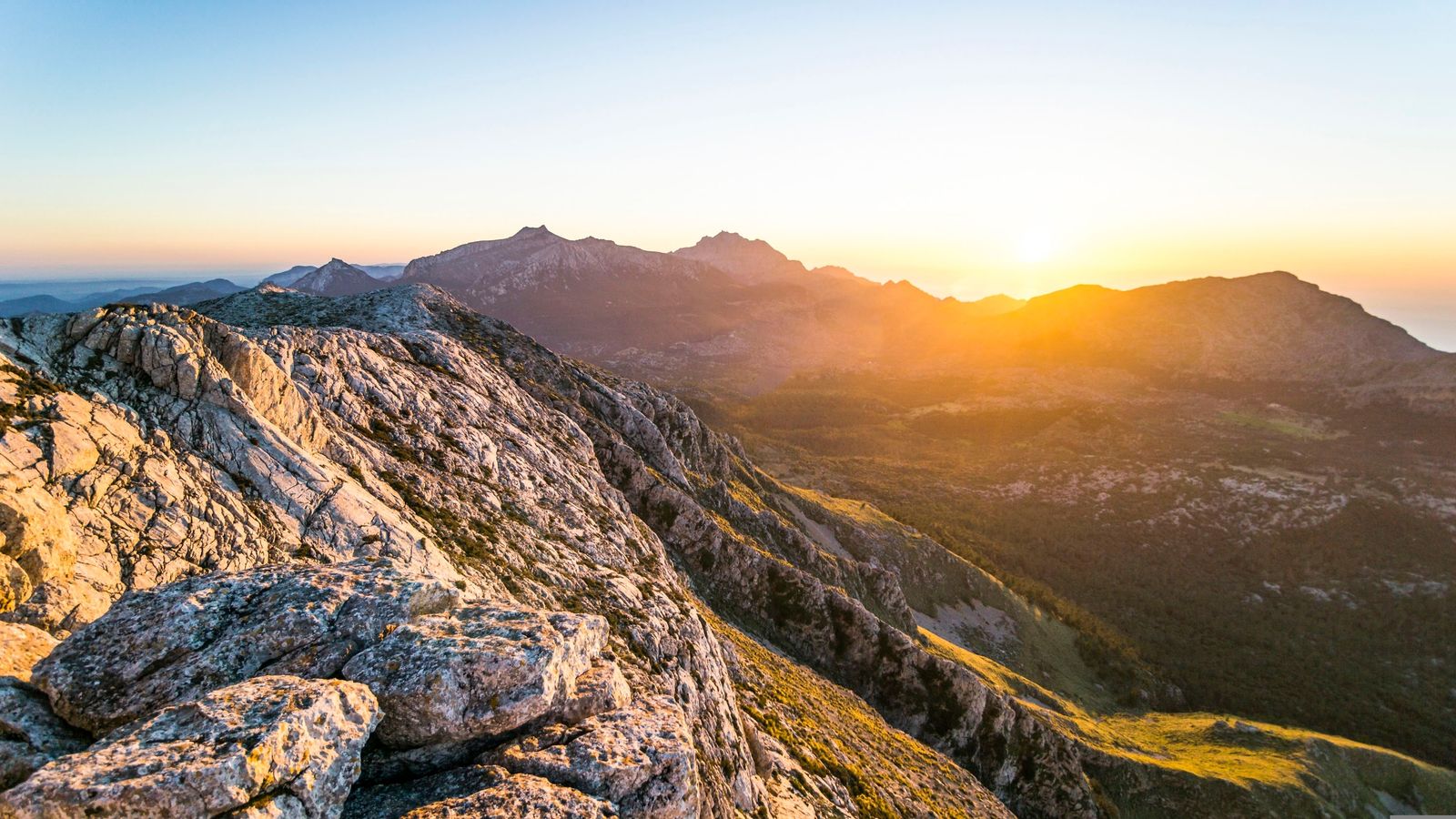 Mallorca: Fornalutx im Sonnenuntergang.