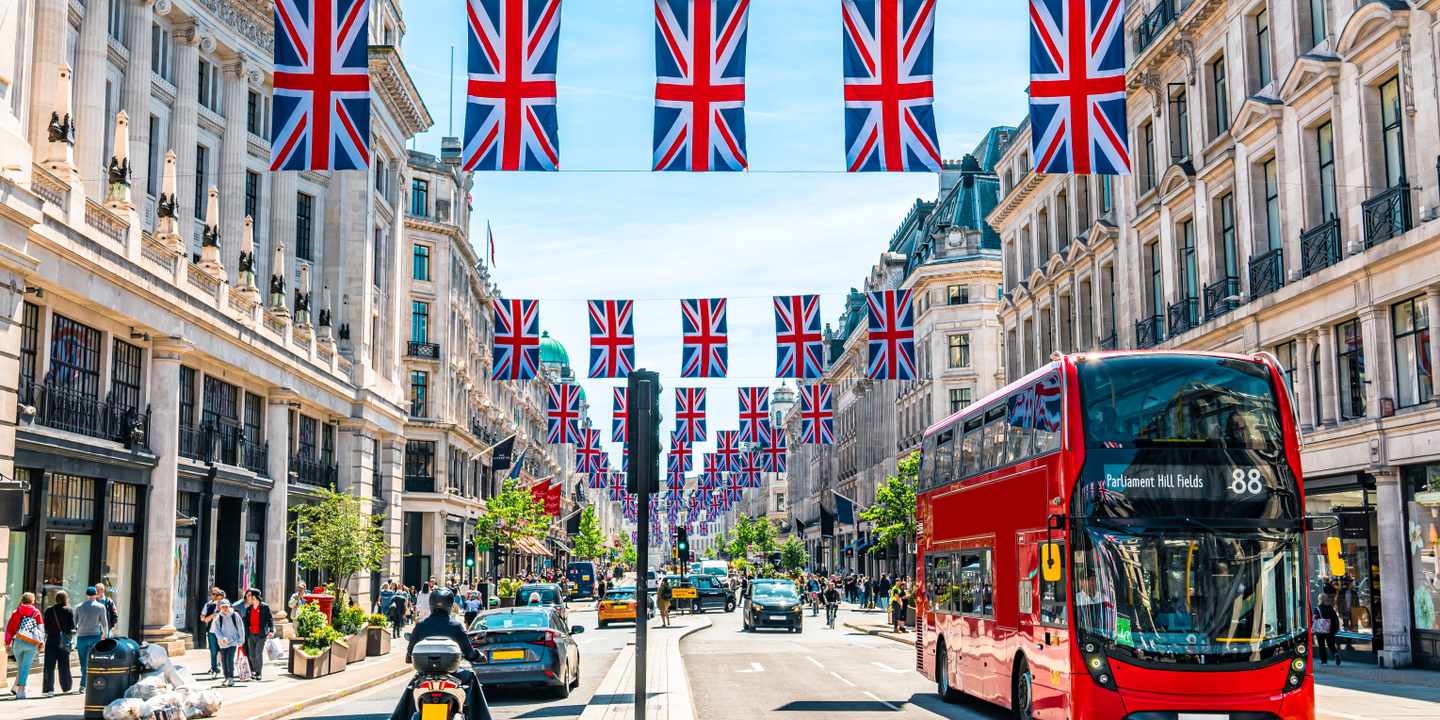 grossbritannen-england-london-oxford-street-roter-doppeldecker-union-jack-flaggen-g-1399934799.jpg