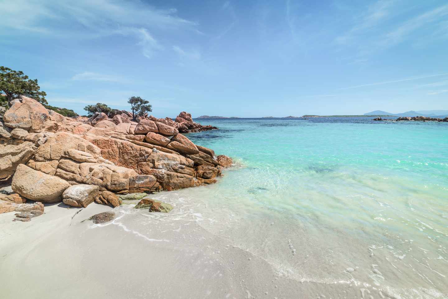 italien-sardinien-cappriccioli-costa-smeralda-strand-g-525954304.jpg