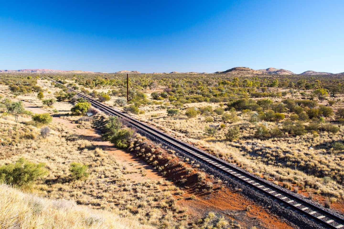 australien-ghan-pass-zug-gleise-t-483089170.jpg