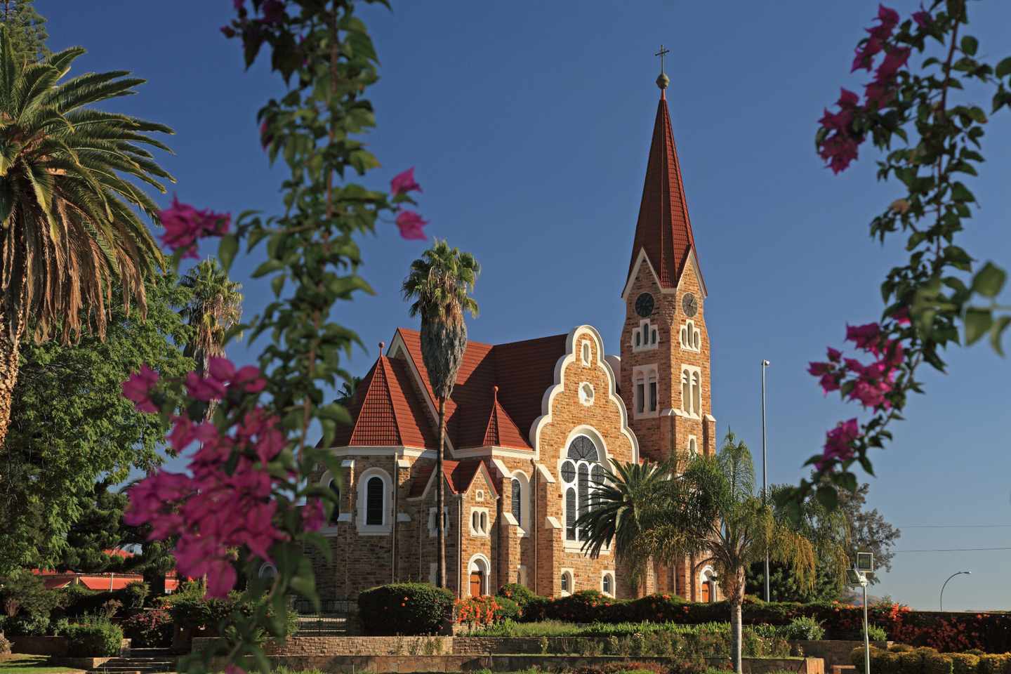 namibia-windhoek-christuskirche-klein-g-181115665.jpg