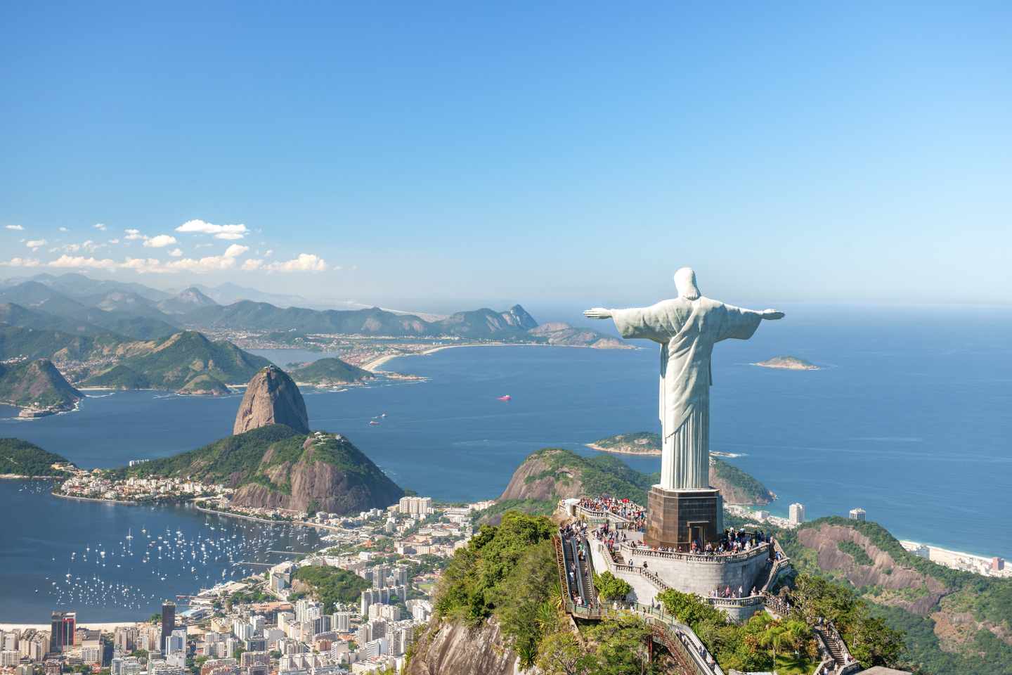 Christusstatue auf dem Corcovado mit Blick über Rio de Janeiro, den Zuckerhut und die Atlantikküste