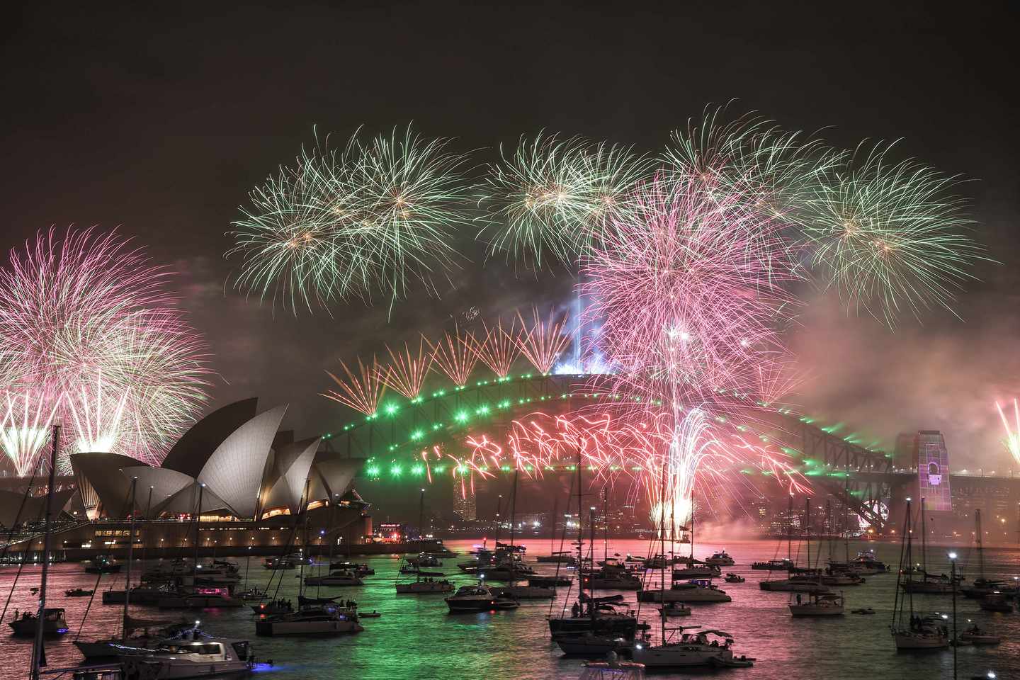 australien-sydney-feuerwerk-zu-silvester-vor-oper-g-1282580162_bearbeitet.jpg