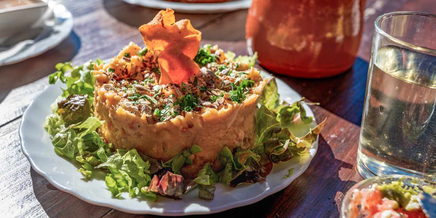 spanien-kanaren-teneriffa-guachinche-traditionelles-gericht-suesskartoffelsalat-lokaler-wein-kulinarik-a-479676205.jpg