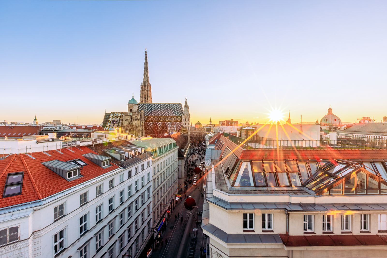Rund um den Stephansdom erstreckt sich die historische Wiener Innenstadt mit ihren engen Straßen und Gassen