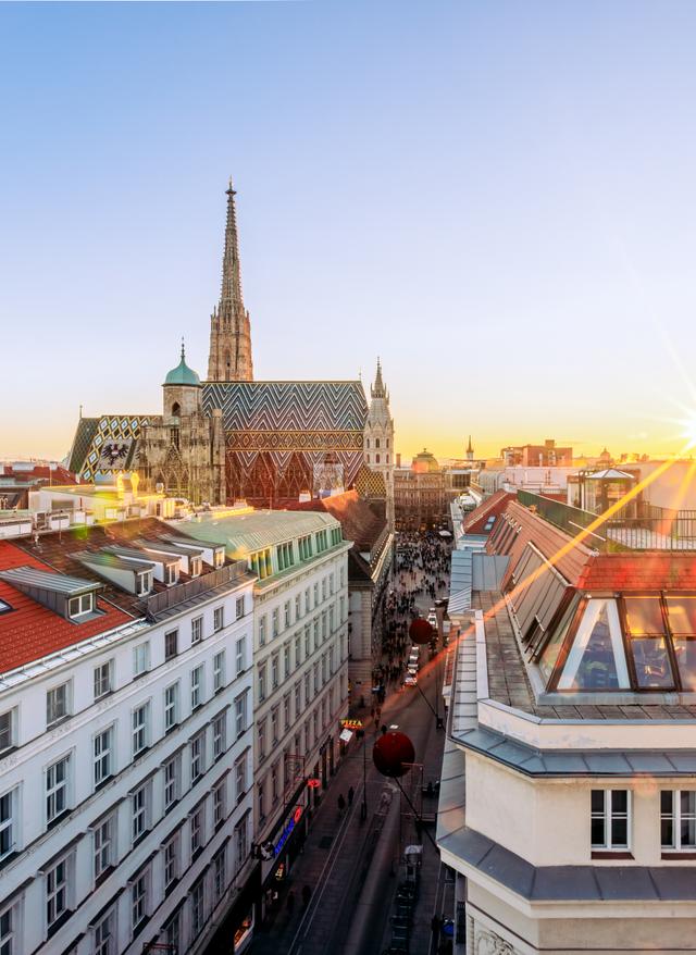 Städtereisen Rund um den Stephansdom erstreckt sich die historische Wiener Innenstadt mit ihren engen Straßen und Gassen