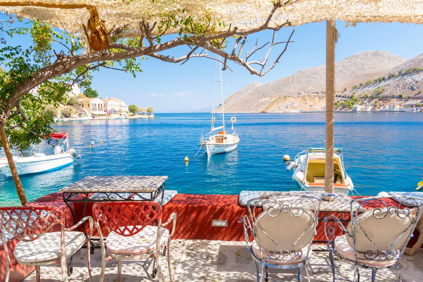 griechenland-griechische-inseln-symi-blick-vom-restaurant-aufs-blaue-meer-g-1076181066.jpg