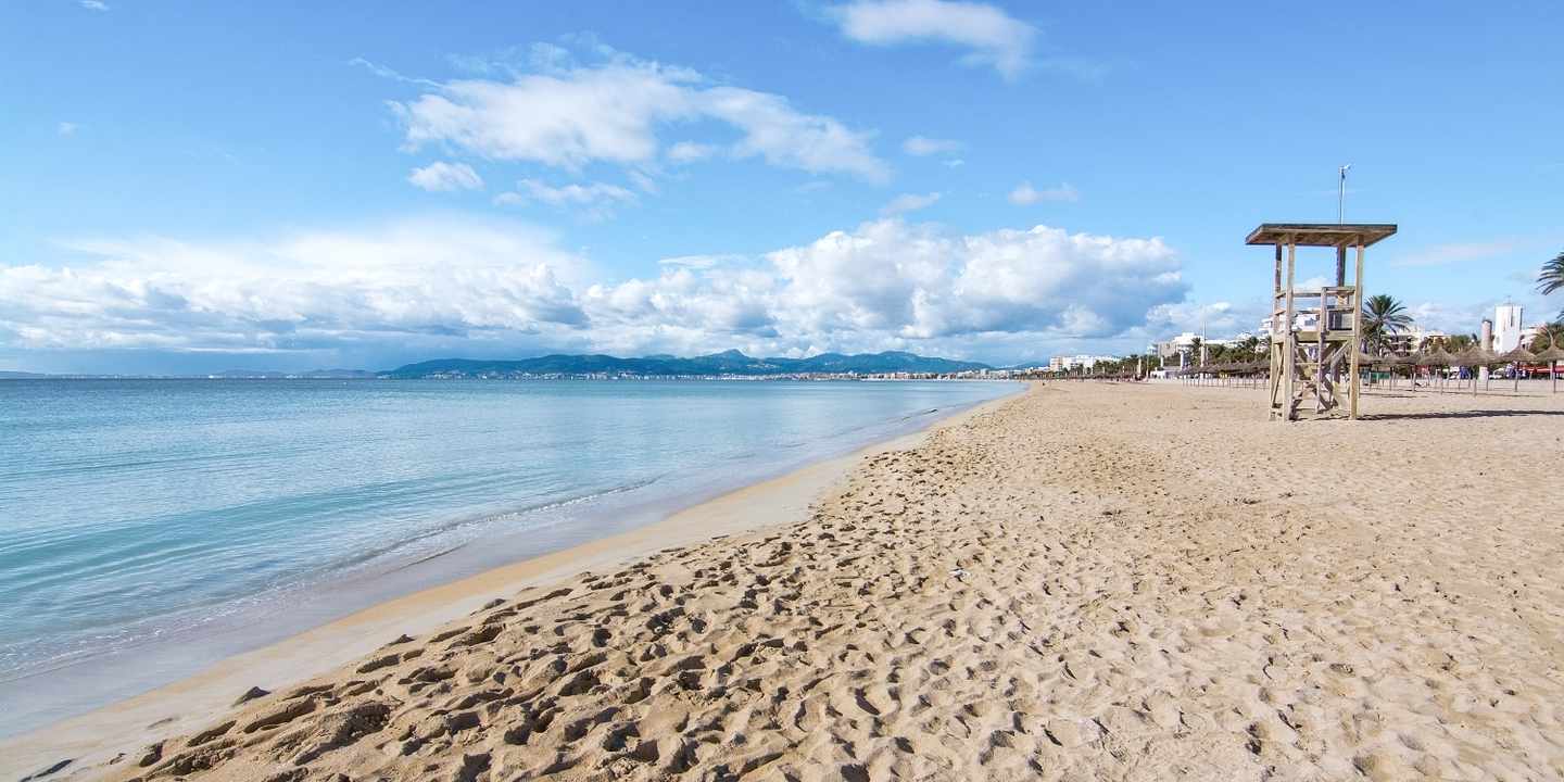 spanien-balearen-mallorca-can-pastilla-strand-kueste-rettungsturm-urlaub-g-999600008.jpg